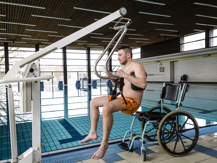 Behinderter Mann in Schwimmbad