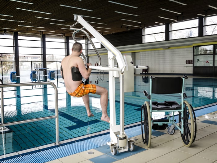 Behinderter Mann in einem Schwimmbad